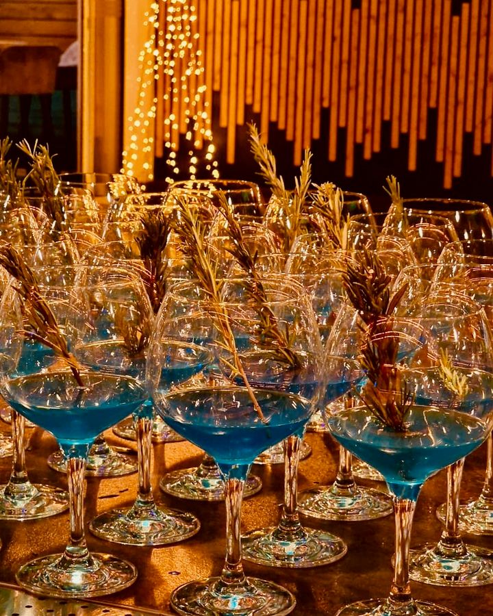 Trois cocktails signatures colorés posés sur le bar