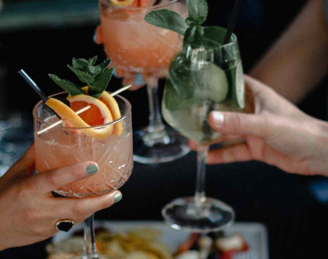 Cocktails colorés que l’on trinque au bar d’Appa Lanka