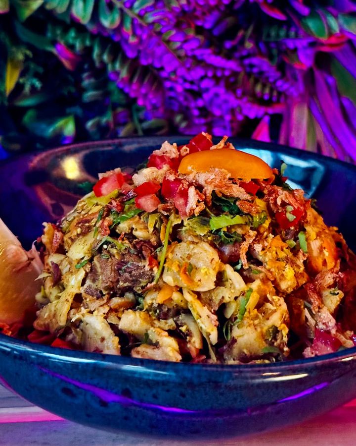 Un kottu au bœuf et un curry servis avec du riz biryani, vus de dessus