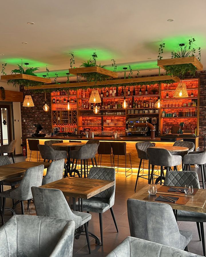 La salle d’Appa Lanka avec son bar en briques, ses lampes en rotin et ses plantes suspendues
